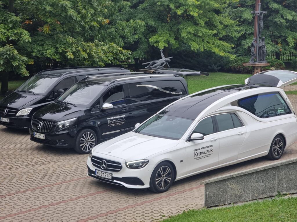 Trzy nowoczesne karawany Mercedes Krawczuk na parkingu przed cmentarzem - transport zmarłych Warszawa Ursus.