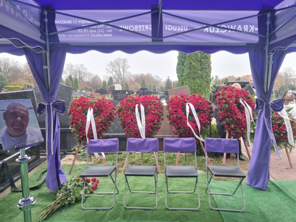 Fioletowy namiot pogrzebowy z wieńcami w kształcie serc – oprawa ceremonii Warszawa Ursus.