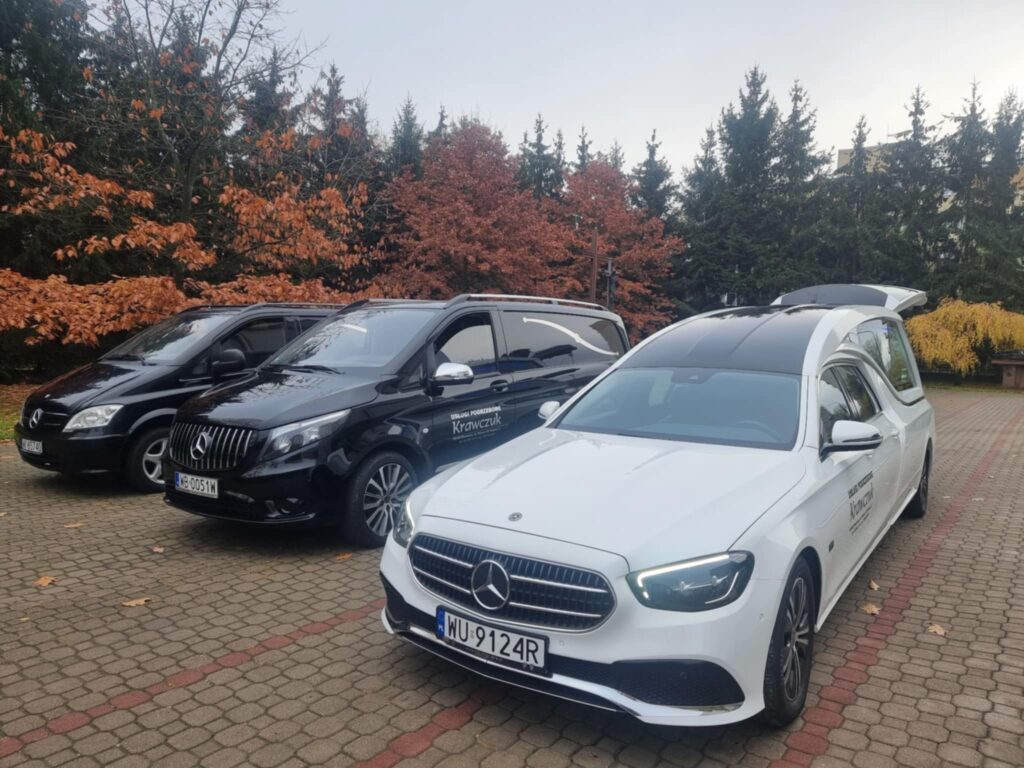 Flota nowoczesnych karawanów Mercedes i Cadillac przed kościołem - transport zmarłych Warszawa Ursus.