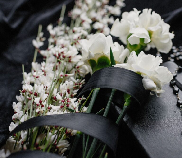 Jakie Kwiaty na Pogrzeb Wybrać? - Przewodnik po Symbolice, Tradycji i Odpowiednim Wyborze Florystycznym