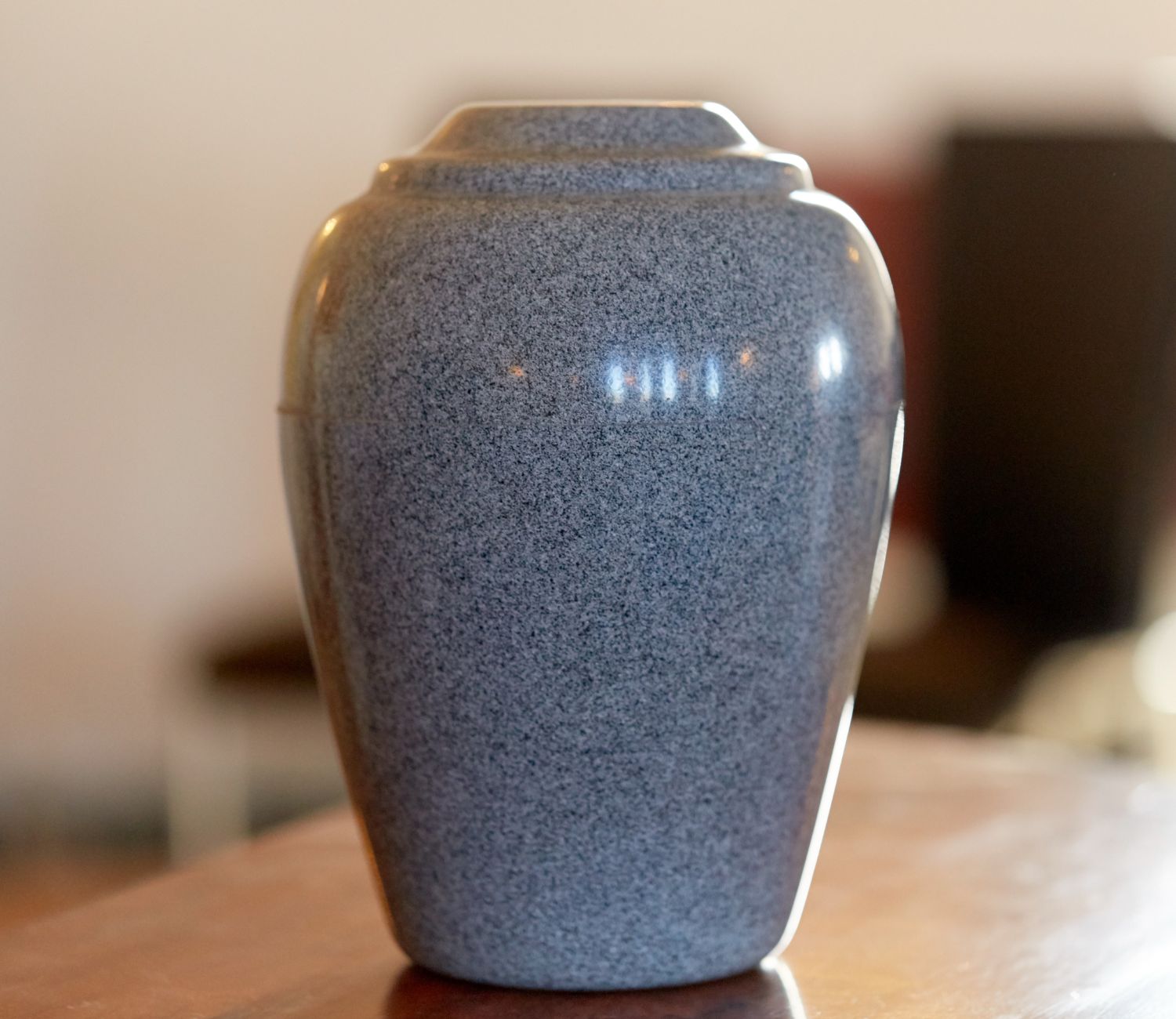 Rodzaje urn i trumien - Jak wybrać odpowiednią dla bliskiej osoby? Przewodnik po materiałach i symbolice